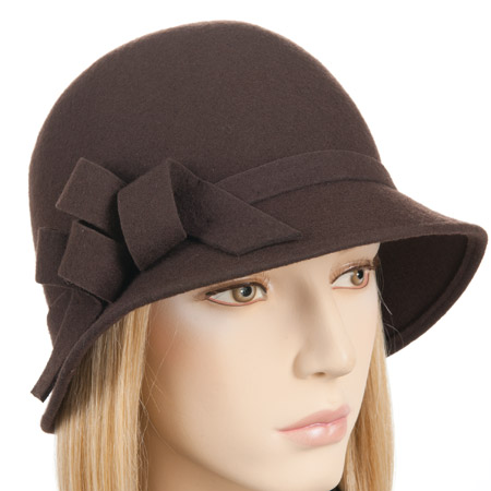 Cloche a falda stretta e una grandiosa applicazione