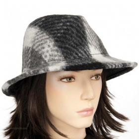 cappello tesuto da donna con tesa media