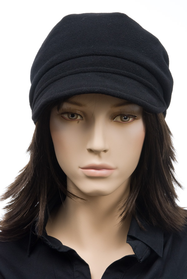 Piccolo cappello con sottile visiera