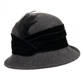 Elegante cappello da donna in feltro con piuma