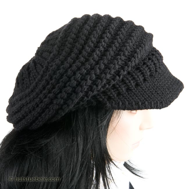 Splendido cappello lavorato a maglia e munito di sottile visiera