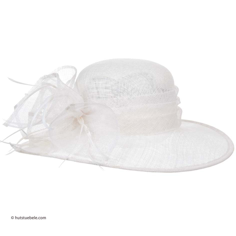 Leggero cappello estivo da donna con una grandiosa decorazione