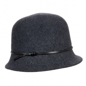 Cappello modello campana da donna con fascia di cuoio
