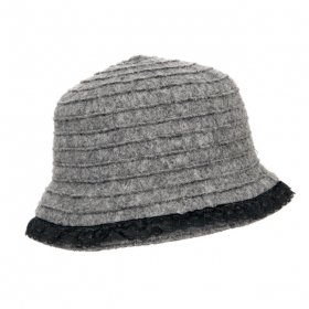 cappello di lana da donna con decorazione di pizzo
