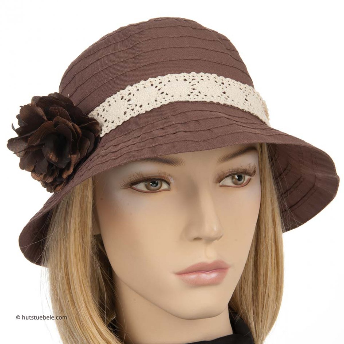 Elegante cappello di stoffa alla moda per le signore