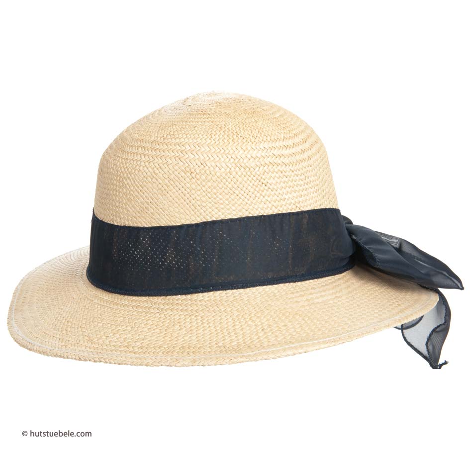 Collage Dei Vesti E Degli Accessori Delle Ragazze Cappello Di Paglia Vestito Floreale Ananas Vecchio Fondo Legno Bianco Image119568493 - Foto 6