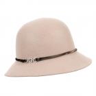 FASHION | CAPPELLO DA DONNA A CLOCHE CON NASTRO DI VELLUTO E CATENA D'ARGENTO beige